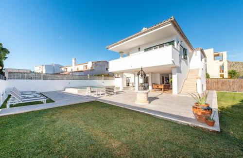 Les Palmeres Ski Chalet | A perfect location villa for holidays with AC and private pool