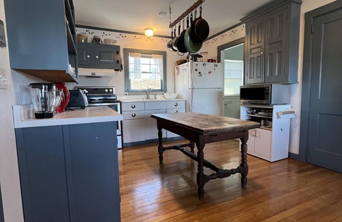 Mid-Coast and Islands Cottage | A perfectly placed cottage overlooking Mackerel Cove!