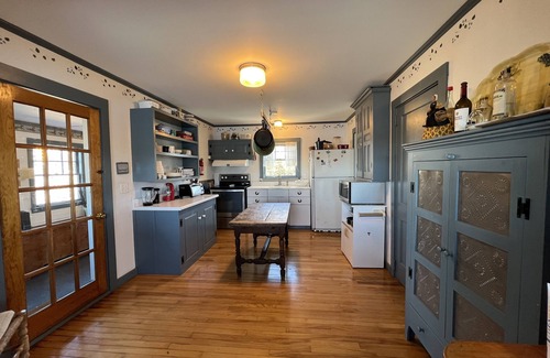 Mid-Coast and Islands Cottage | A perfectly placed cottage overlooking Mackerel Cove!