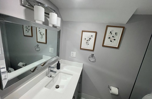 Halton Regional Municipality House | A Private Basement Studio Unit with King bed