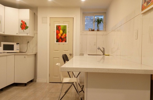 Richmond Hill Apartment | A Private Room 3B in the basement