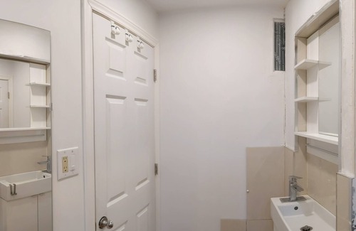 Richmond Hill Apartment | A Private Room 3B in the basement