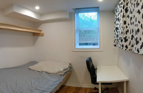 Richmond Hill Apartment | A Private Room 3B in the basement