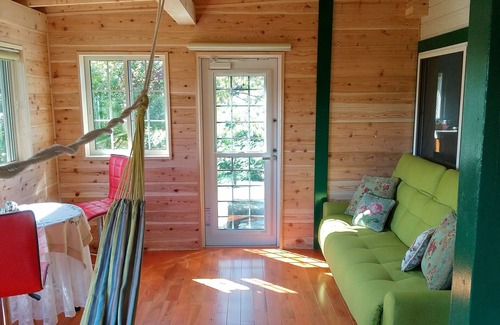 Omura Cabin | A quiet, one-unit vacation home for rent. Indoor swings are popular with children. For meals, you can buy sashimi and other side dishes at a nearby supermarket, or BBQ at the lodge or cook in the kitchen.