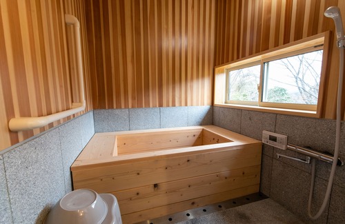 Omura Cabin | A quiet, one-unit vacation home for rent. Indoor swings are popular with children. For meals, you can buy sashimi and other side dishes at a nearby supermarket, or BBQ at the lodge or cook in the kitchen.