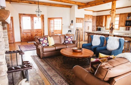 Montrose House | A River Runs Through It - Log Home, Garage Game Room, 50 Acres, 3 Min to Town
