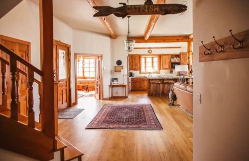Montrose House | A River Runs Through It - Log Home, Garage Game Room, 50 Acres, 3 Min to Town