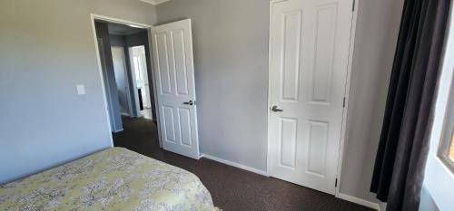Upper Hutt House | A room in a homestay - Upper Hutt