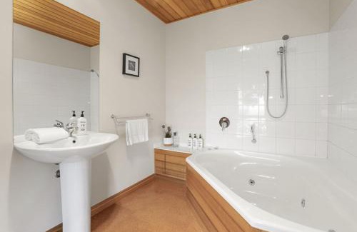 Wongarra Apartment | A Room With A View - Boat House
