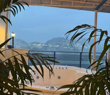 The Mall Road Bed & Breakfast | A Santorini Home - By Le Rêve 5Mins from Mall Road