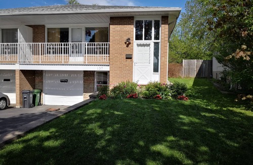 Bayview Woods - Steeles House | A semi-detached house in North York with a 7 minute drive from finch station
