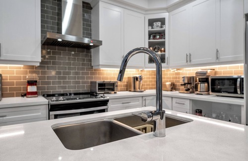 Whitby House | A serene place for work or play. 1-bedroom lower Unit near Thermea Spa Whitby