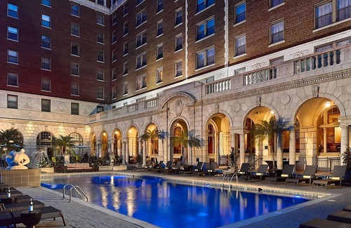 Central West End Hotel | A short drive away from Saint Louis Science Center! W/Pool, Parking & Cinema!