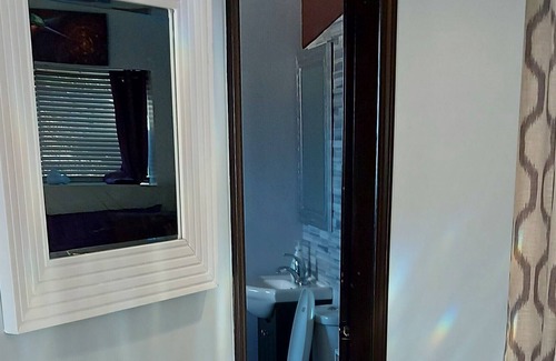 East Hill Apartment | A spa adult style Suite with outdoor hot tub & seasonal lap-size pool