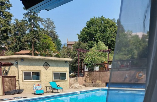 East Hill Apartment | A spa adult style Suite with outdoor hot tub & seasonal lap-size pool