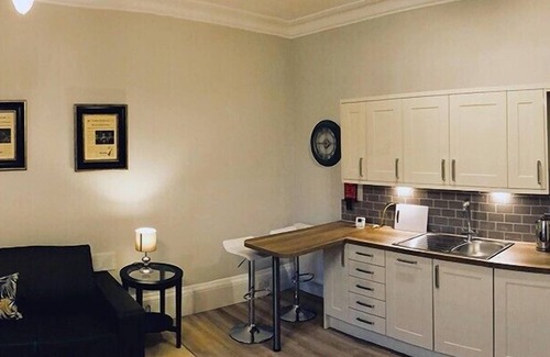 Newbury House | A spacious 1 bedroom in an historic building (3LIT)