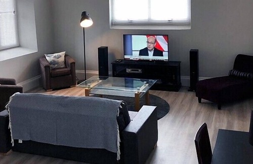 Newbury House | A spacious 1 bedroom in an historic building (3LIT)