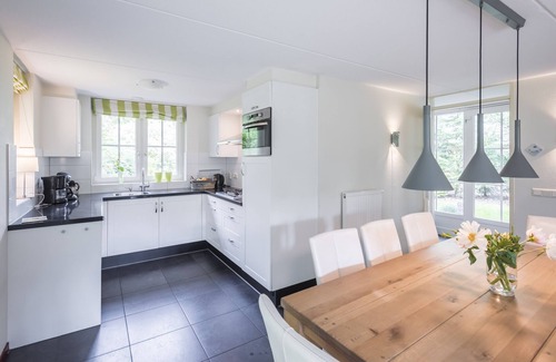 Beekbergen-Zuid House | A spacious and pleasant house in the woods of Beekbergen. Free WiFi.