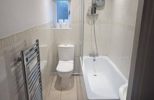 Sittingbourne House | A spacious cottage-styled 3 bedrooms in a Shared house - Sittingbourne