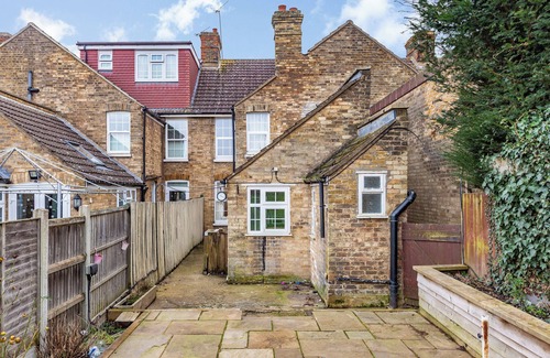Sittingbourne House | A spacious cottage-styled house with 4 bedrooms located in Sittingbourne