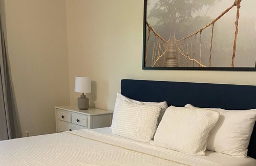 Avinger House | A spacious getaway near the lake for you and your tribe.