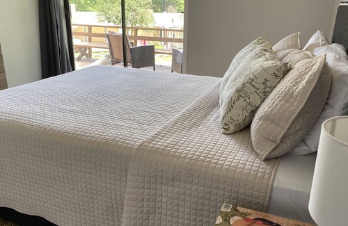 Avinger House | A spacious getaway near the lake for you and your tribe.