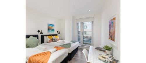 Leyton Apartment | A Splash of Color: Spacious & Funky 3-BR Flat