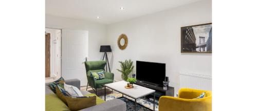 Leyton Apartment | A Splash of Color: Spacious & Funky 3-BR Flat