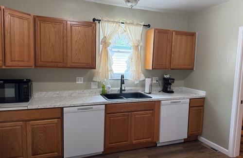 Alexandria Bay House | A Stay At The Bay-A Charming 3-bedroom house in lovely Alexandria Bay WiFi, AC