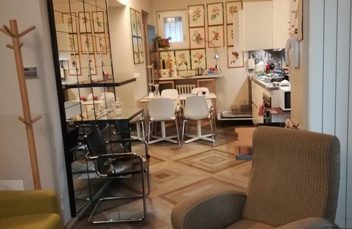 Borgo Po Apartment | A stone's throw from the center, charming, with garden
