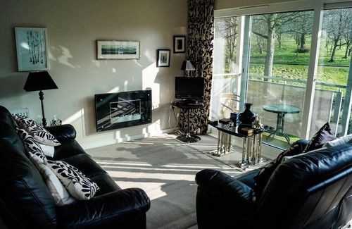 Gifford Apartment | A stroll in the Royal Park - luxury on the edge of Queen's Palace & City Centre