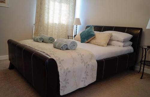 Gifford Apartment | A stroll in the Royal Park - luxury on the edge of Queen's Palace & City Centre