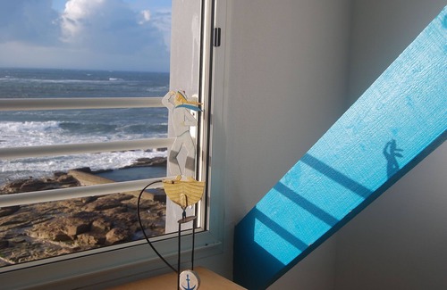 Guilvinec Apartment | A studio located in a house directly on the beach in a stunning maritime site