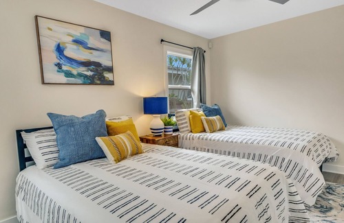Old Towne House | A Stunning Naples Beauty cottage 2 mins 2 the sand