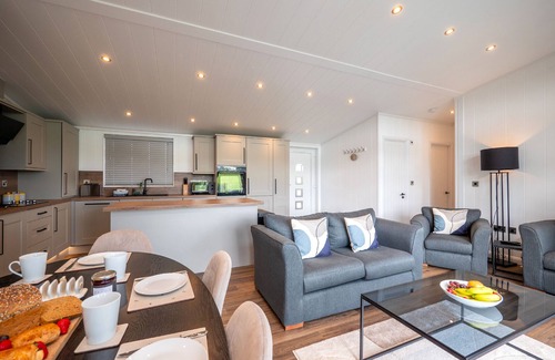 Totnes Cabin | A Stylish Retreat Set in a Scenic Country Club