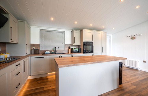 Totnes Cabin | A Stylish Retreat Set in a Scenic Country Club