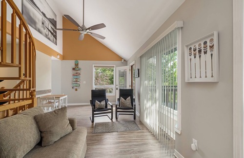 Parham Cottage | A sunny hilltop hideaway by the lake