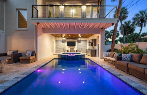 Bay Esplanade House | A Sunset Dream - Monthly Beach Rental