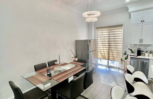 Clairlea - Birchmount House | A tasteful Brand New House - 10 Minutes to Bluffs beach.