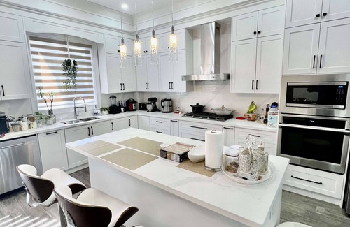 Clairlea - Birchmount House | A tasteful Brand New House - 10 Minutes to Bluffs beach.