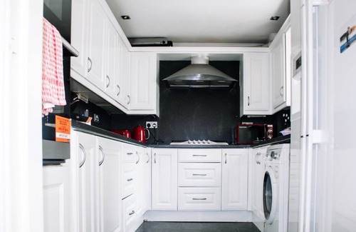 Glasgow House | A three bedroom apartment , with 2 bathrooms . Suitable for a group of 5/6