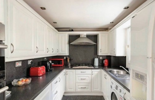 Glasgow House | A three bedroom apartment , with 2 bathrooms . Suitable for a group of 5/6