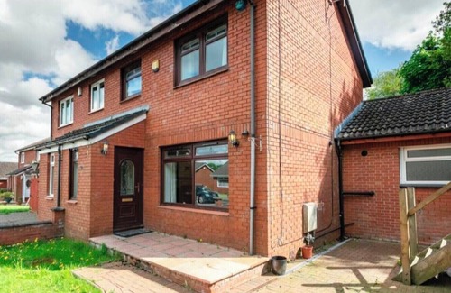 Glasgow House | A three bedroom apartment , with 2 bathrooms . Suitable for a group of 5/6