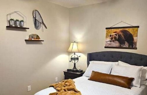 Wake Village House | A Time to Unwind: Cozy Beautiful Elec Fireplace with King Bed