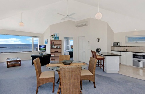 Port Fairy Apartment | A Top Deck - vast views of the Southern Ocean