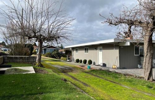 Anacortes Apartment | A-town MSM Charmer