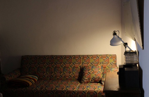 Vaiamonte House | a traditional house with many books and garden