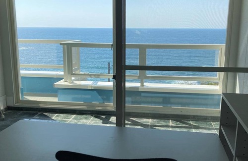 Hamada House | A triple room with a spectacular oceanfront view sunset right in front of you and plenty of amenit/Hamada Shimane