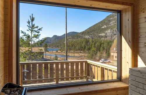Kviteseid House | A unique and modernly furnished holiday villa! Quietly located with a view of Lake Vråvatn. Suitable for 8 people.