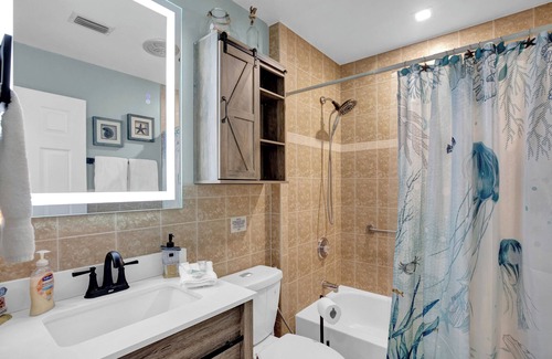 Little Venice House | A Vibrant Family-Friendly Retreat by the Water.
